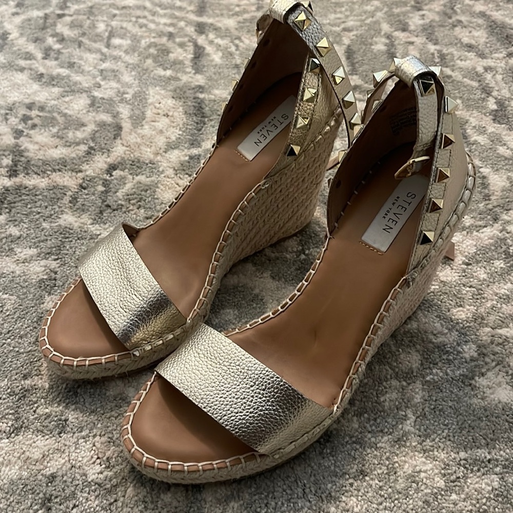 Very cute gold wedges